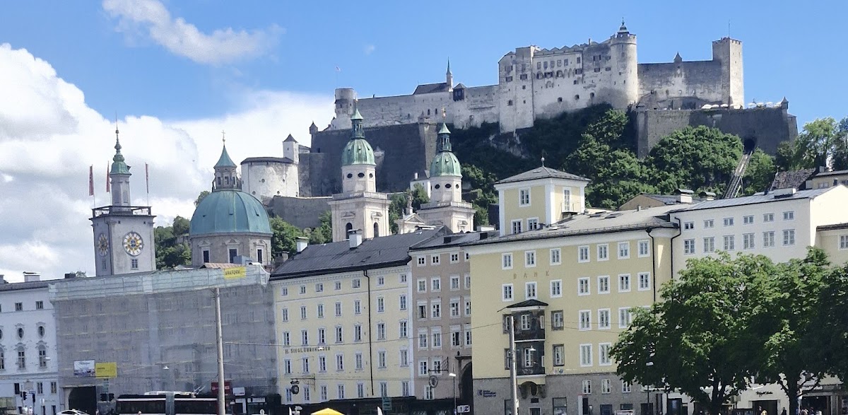Photo of Hotel Vier Jahreszeiten Salzburg
