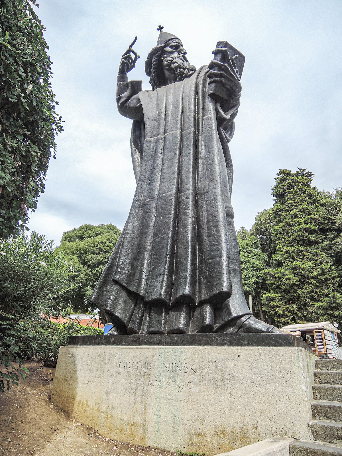 Photo of Grgur Ninski Statue